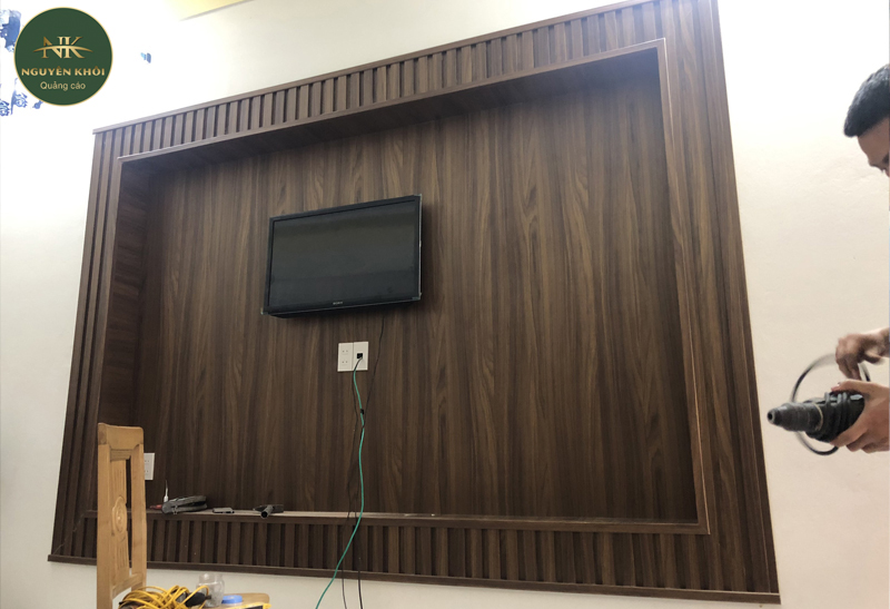 Ốp tường gỗ - Cải tạo phòng khách - Quảng cáo Nguyên Khôi