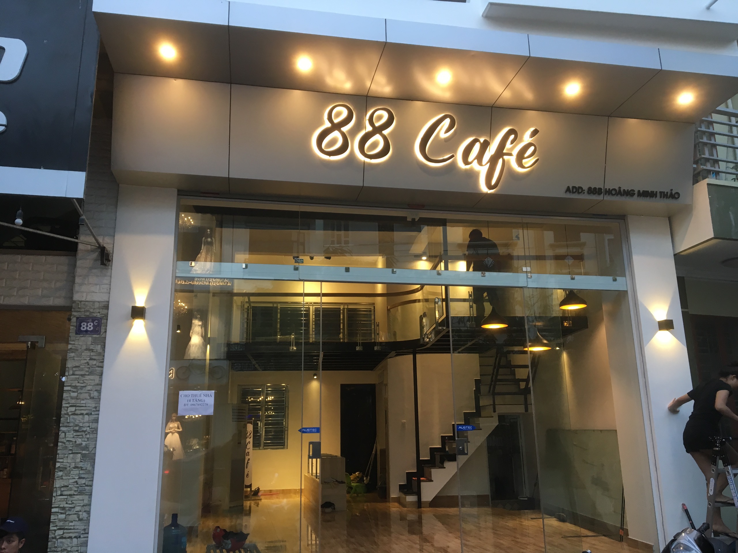 Chữ sáng chân quán cafe