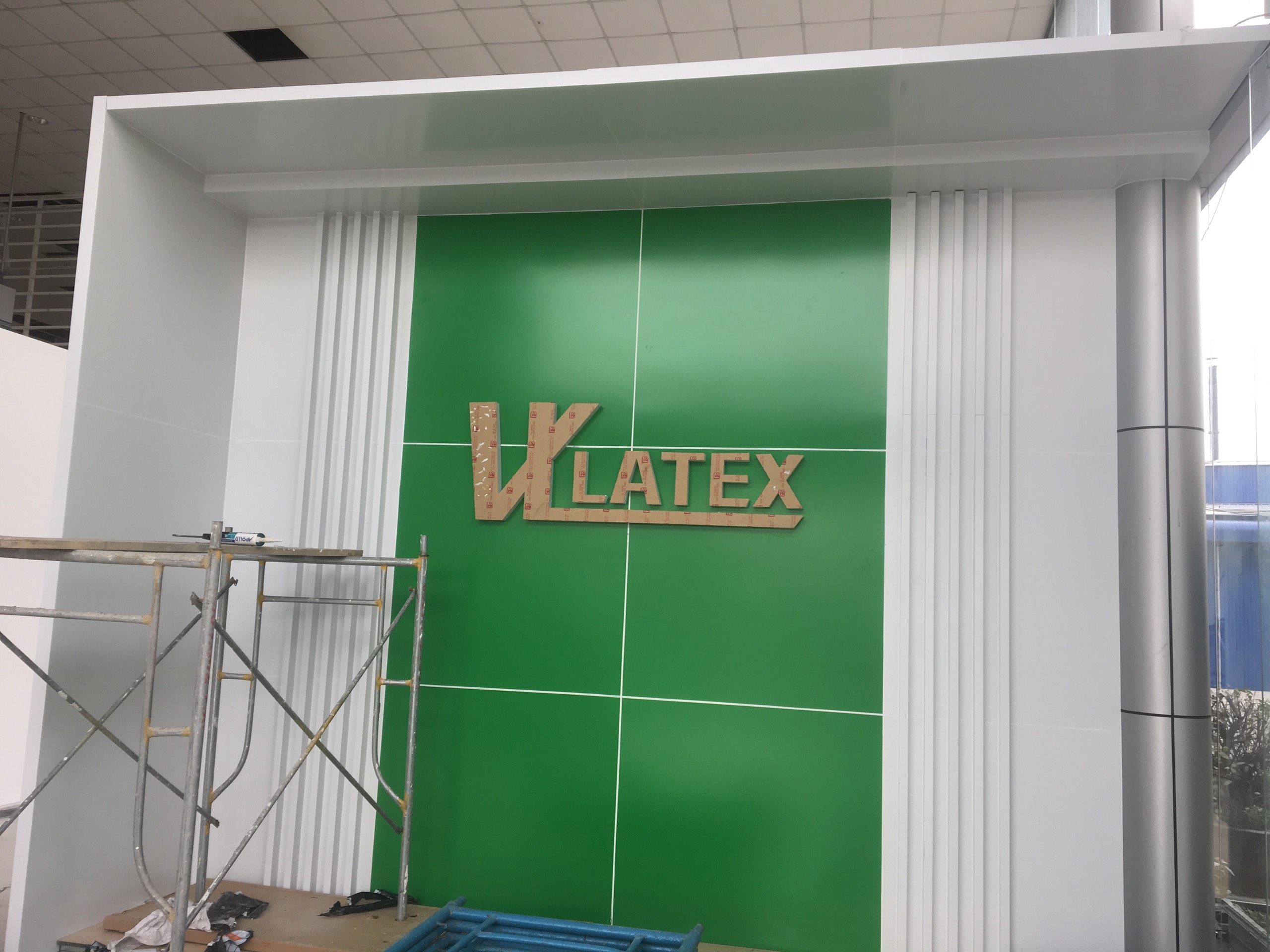 Chữ nổi trên nền alumex