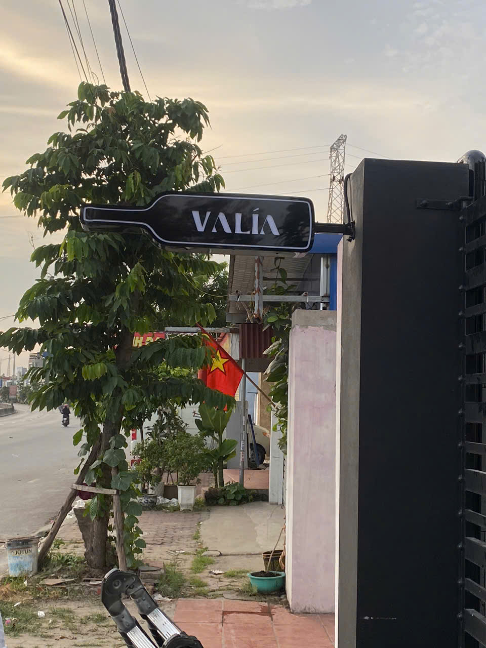 Biễn vẫy treo Valia