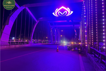 Dự án thay mới logo Hoa Sen trên cầu Tam Bạc