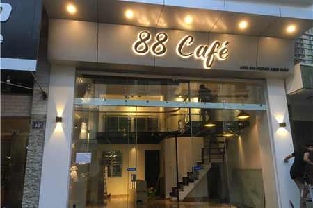 Chữ sáng chân quán cafe